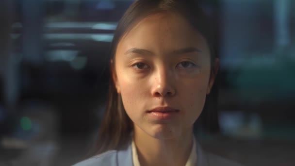 Портрет Азиатки Стеклом Завязанными Шторами Крупный План Молодых Женщин Стоящих — стоковое видео