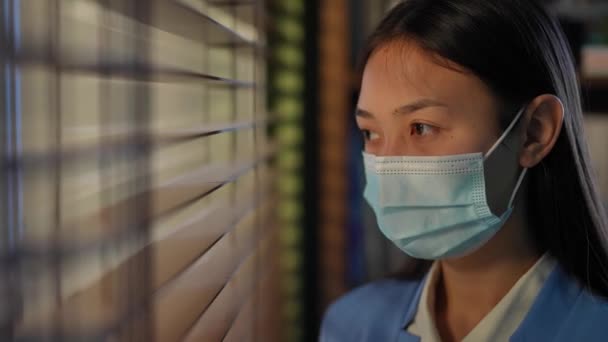 Young Asian Woman Coronavirus Face Mask Looking Out Window Blinders — Stockvideo