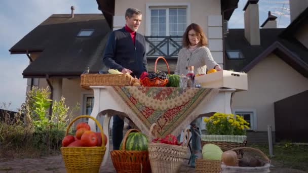 Wide Shot Happy Farmers Talking Smiling Standing Table Organic Fruits — Vídeo de stock