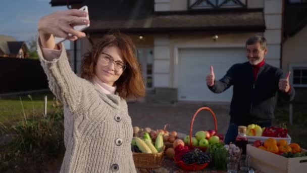 Ευτυχισμένη Γυναίκα Που Παίρνει Selfie Στο Smartphone Στην Αγορά Αγρόκτημα — Αρχείο Βίντεο