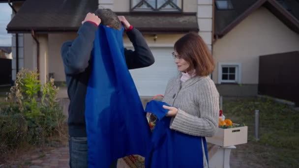 Tired Positive Couple Adult Farmers Taking Aprons Talking Wiping Forehead — Vídeo de Stock