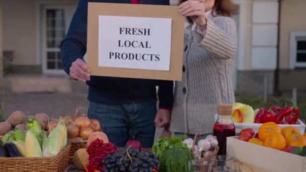 Unrecognizable Couple Farmers Stretching Fresh Local Products Placard Standing Farm — Vídeo de stock