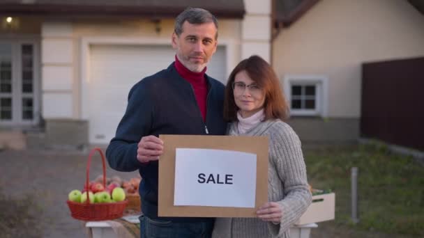 Hugging Couple Adult Farmers Posing Sale Banner Stretching Placard Smiling — Vídeo de Stock