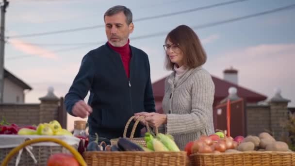 Adult Couple Choosing Vegetables Buying Organic Local Products Farm Market — 图库视频影像