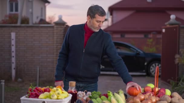 Concentrated Man Choosing Fruits Vegetables Farm Market Woman Walking Walking — Vídeo de stock