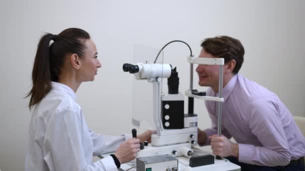 Side View Positive Doctor Patient Talking Smiling Doing Ophthalmological Examination — 图库视频影像