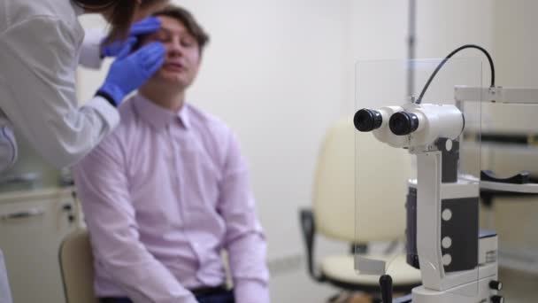 Slit Lamp Hospital Blurred Doctor Examining Eye Man Talking Medical — Stock videók