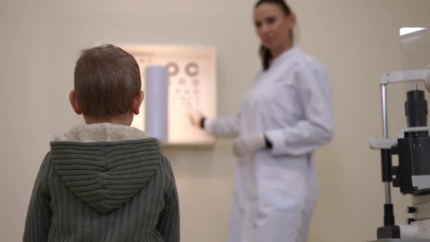 Back View Boy Standing Left Undergoing Eyesight Test Blurred Professional — Stock video