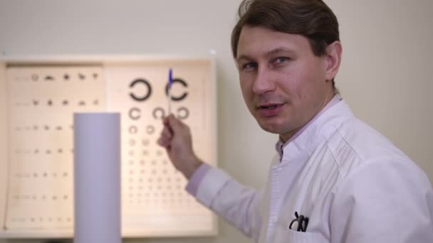 Expert Intelligent Caucasian Man Pointing Eyesight Test Chart Talking Looking — Stock Video