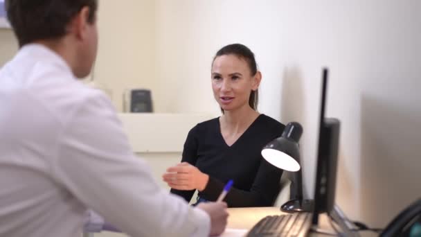 Positive Beautiful Caucasian Woman Talking Professional Doctor Smiling Portrait Female — Vídeo de Stock