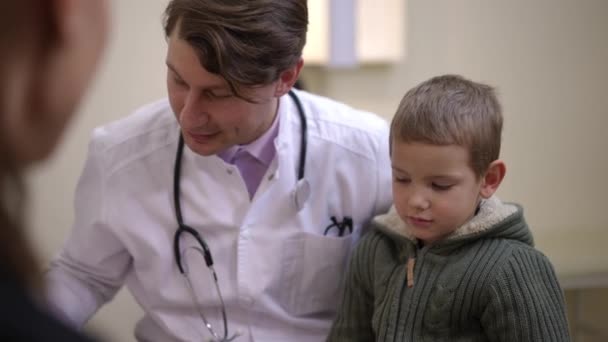 Portrait Cute Little Boy Talking Sitting Lap Doctor Unrecognizable Woman — 图库视频影像