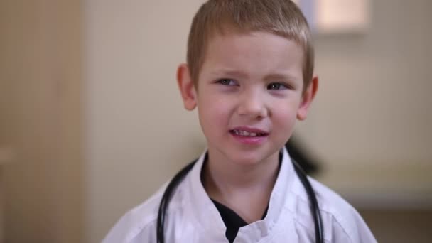 Live Camera Zoom Out Thoughtful Caucasian Little Boy Posing Hospital — Stock video