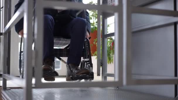 Unrecognizable Man Riding Wheelchair Elevator Platform Indoors Front View Ill — Stock videók