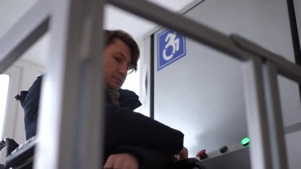 Lift Platform People Disabilities Moving Leaving Man Wheelchair Dynamic Accessibility — ストック動画