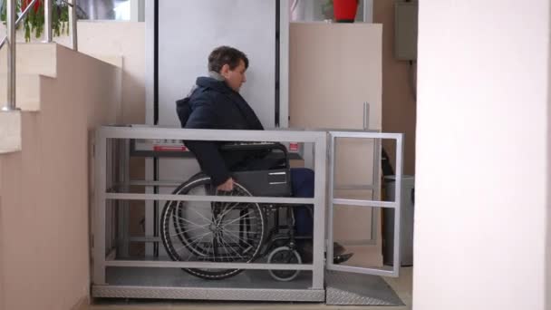 Wide Shot Man Riding Wheelchair Leaving Lift Platform Entering Building — Stock videók