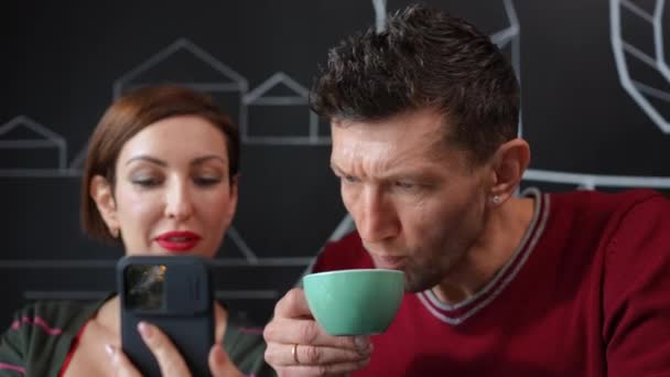 Curios Man Drinking Coffee Talking Positive Woman Scrolling Social Media — Videoclip de stoc