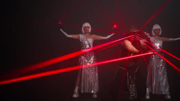 Man Samurai Costume Laser Light Dancing Women Cyber Dresses Standing — Vídeo de Stock