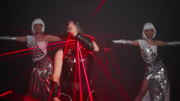 Man Imitating Fight Spinning Red Laser Beam Swords Women Moving — Vídeo de Stock