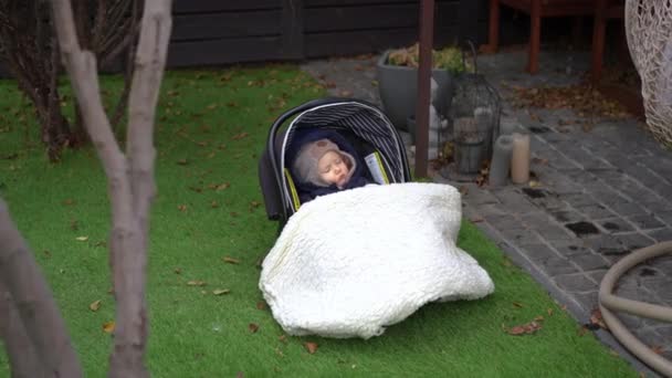 Wide Shot Adorable Baby Girl Sleeping Stroller Backyard Outdoors Portrait — Αρχείο Βίντεο