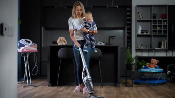 Wide Shot Gorgeous Mother Vacuuming Floor Talking Curios Little Girl — Stok video