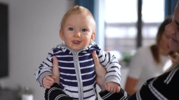 Портрет Радісного Сміху Немовляти Дитячою Їжею Обличчі Дивлячись Камеру Жінка — стокове відео