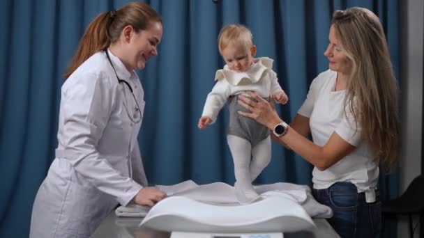 Portrait Pretty Baby Girl Standing Table Mother Holding Kid Doctor — Vídeo de Stock