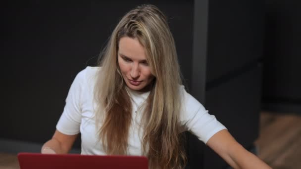 Smart Beautiful Freelancer Mother Surfing Internet Laptop Looking Aside Unrecognizable — Vídeo de Stock