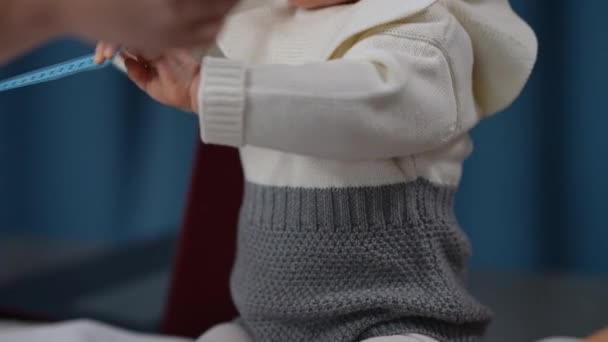 Unrecognizable Baby Girl Playing Measuring Tape Slow Motion Appointment Pediatrician — Vídeo de Stock