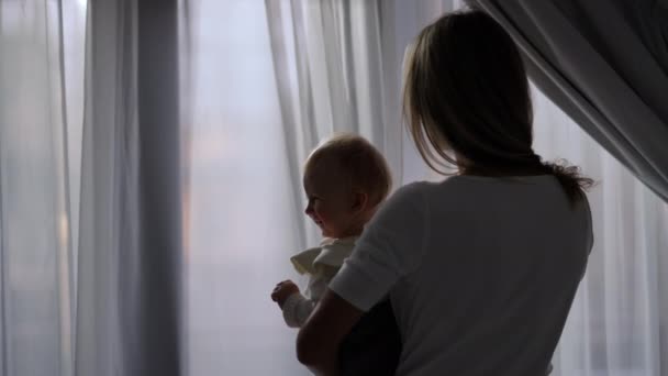 Back View Silhouette Caucasian Mother Looking Out Window Excited Baby — Αρχείο Βίντεο