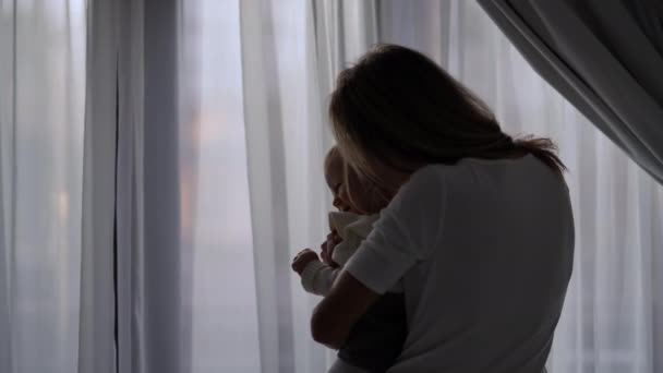 Silhouette Mother Kissing Baby Girl Slow Motion Standing Window Indoors — Stok video