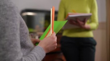 Arka planda bulanık psikolog olan tanınmayan hamile bir kadının ellerinde renkli kağıtlar var. Psikolojik testleri geçerek profesyonel doktorlara danışmanlık yapan Kafkasyalı