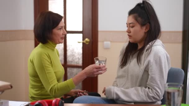 Tremurând Adolescentă Asiatică Luând Pastile Spălându Apă Psihoterapeut Caucazian Expert — Videoclip de stoc