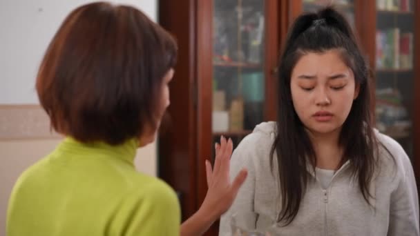 Portrait Une Adolescente Asiatique Inquiète Ayant Une Attaque Panique Sur — Video