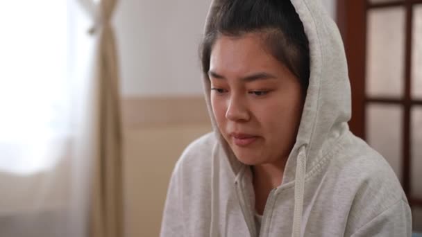Zbliżenie Portret Niespokojnej Nastoletniej Azjatki Mówiącej Odwracając Wzrok Dzielącej Się — Wideo stockowe