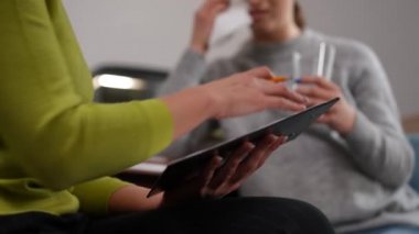 Tanımlanamayan bir psikoterapistin arka planda ağlayan, bir bardak suyla oturan bulanık hamile bir kadınla yazışması. Kafkasyalı profesyonel doktor içeride depresyona giriyor.