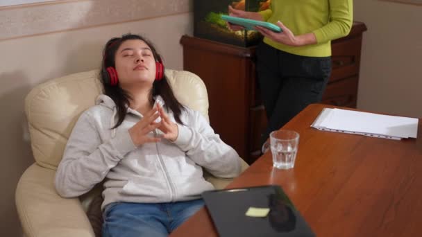 Wysoki Kąt Widok Portret Nastolatki Azjatki Słuchawkach Siedzi Zamkniętymi Oczami — Wideo stockowe