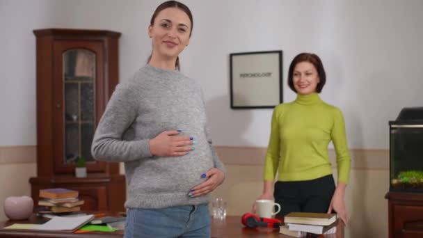 Счастливая Беременная Женщина Показывает Большой Палец Глядя Камеру Улыбаясь Размытый — стоковое видео