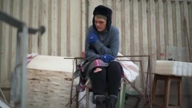 Şehir merkezinde oturan, pruritus tırmalama belirtileri gösteren pis evsiz genç bir kadının portresi. Açık havada kaşınan beyaz kadın avarenin ön görüntüsü. Evsizlik ve sağlık