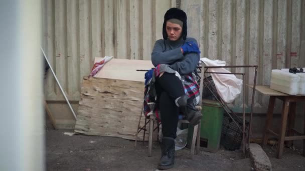 Szeroki Portret Zdesperowanej Młodej Bezdomnej Kobiety Siedzącej Śmietniku Miejskim Mieście — Wideo stockowe