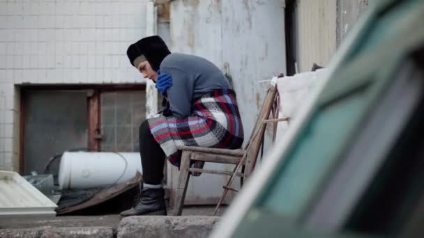 Kentteki Çöp Konteynırında Oturan Titreyen Evsiz Kadın Sokaktaki Umutsuz Beyaz — Stok video