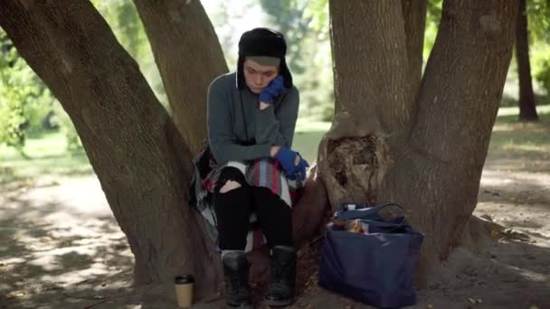 Panorama Deprimida Joven Sin Hogar Sentada Tronco Del Árbol Soleado — Vídeos de Stock