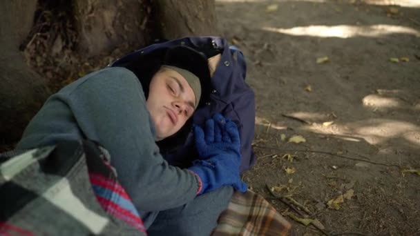 Retrato Una Mujer Sin Hogar Roncando Durmiendo Árbol Soleado Parque — Vídeos de Stock