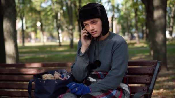 Сумна Бездомна Жінка Брудному Одязі Розмовляє Телефону Алеї Парку Збільшити — стокове відео