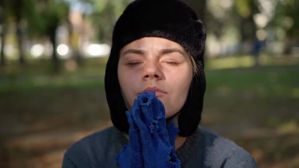 Portrét Bezmocné Ženy Která Doufá Bezdomovkyně Modlí Zavřenýma Očima Venku — Stock video