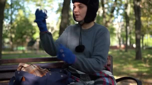 Podekscytowana Bezdomna Kobieta Całująca Jedzenie Może Siedzieć Ławce Słonecznym Parku — Wideo stockowe