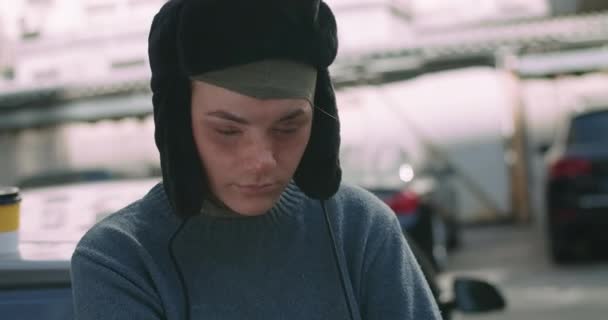 Portret Wyczerpanej Bezdomnej Kobiety Podnoszącej Głowę Patrzącej Kamerę Smutnym Wyrazem — Wideo stockowe