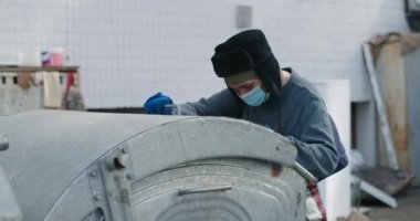 Covid maskeli evsiz bir kadının portresi yavaş çekimde içindeki çöp kutusunu açıyor. Çaresiz Kafkasyalı genç dilenci çöpte yiyecek arıyor. Sinema 4k ProRes Merkezi