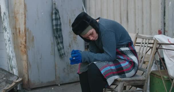 Çaresiz Evsiz Bir Kadın Şehirdeki Çöp Bidonlarında Oturmuş Düşünüyor Sokakta — Stok video