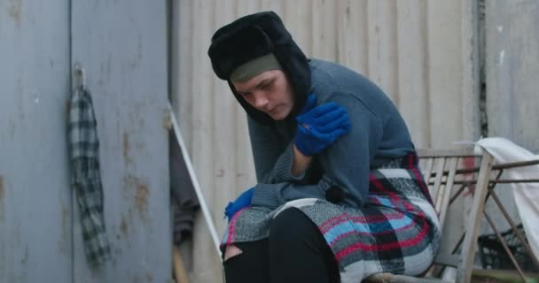 Widok Boku Młodą Białą Bezdomną Kobietę Trzęsącą Się Miejskiej Ulicy — Wideo stockowe
