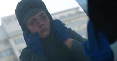 Sokakta yaşayan zavallı, bunalımlı genç bir kadının camındaki yakın çekim yansıması. Kafkas evsiz bir serserinin portresi. Şehir merkezinde ağır çekimde kirli deriyi inceliyor. Sinema 4k ProRes Merkezi